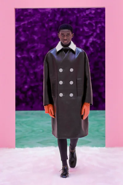 Look 16